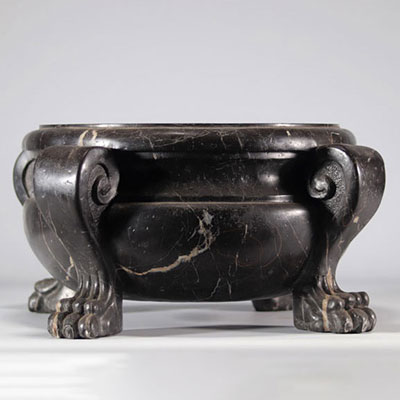 Imposing marble basin with paw feet from 18th century