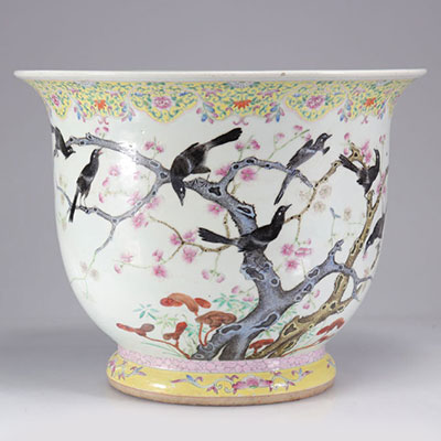 Cachepot in famille rose porcelain decorated with magpies