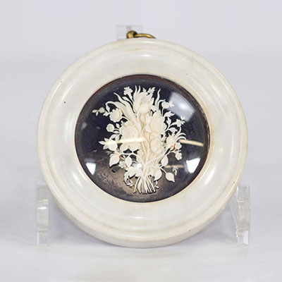 Dieppe ,médaillon en marbre et fleurs en ivoire .France fin XIXème