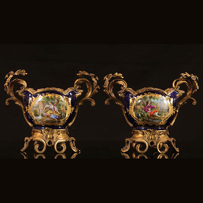 Paire de jardinières en porcelaine de Sèvres monture en bronze doré de style Louis XV