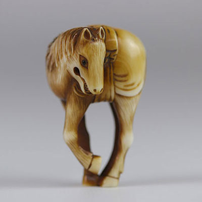 JAPAN - End of the EDO Period (1603 - 1868) Netsuke grazing horse Provenance: Collection of Henry-Louis Vuitton