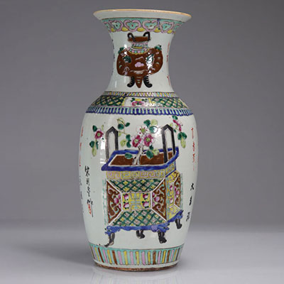 Vase en porcelaine décor au mobilier famille rose XIXème