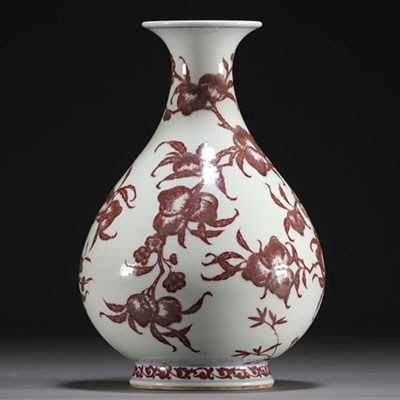 Chine - Vase en porcelaine à décor de pêches rouges fer, époque Qing.