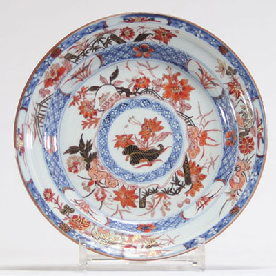 Assiette en porcelaine de chine bleu et blanc à décor de fleurs rouges du XVIIIe siècle