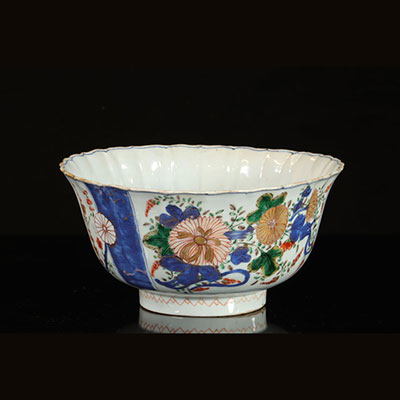 China - porcelain bowl with Imari famille verte decor, Kangxi period and chippings