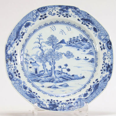 Assiette en porcelaine blanc et bleu à décor d'un paysage du XVIIIe siècle