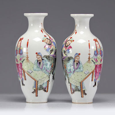 Paire de vases en porcelaine à décor de personnages époque République