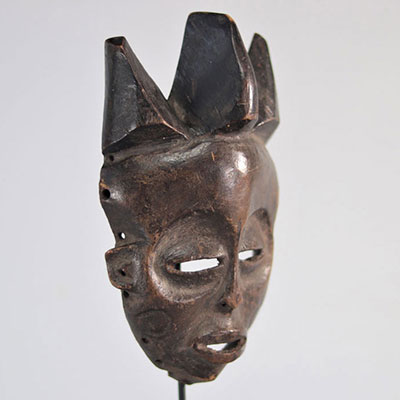 Masque Pende - coiffe en pointes provenant de la Rép. Dom. Congo