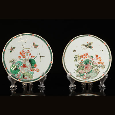 Chine  - paire de pavés en porcelaine de la famille verte à décor de papillons époque Kangxi égrenures