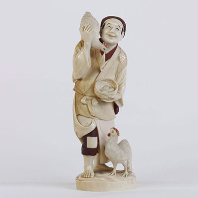 Japon okimono en ivoire polychrome sculpté d'un personnage et poules vers 1900 signé