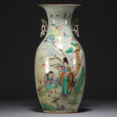 Chine - Vase en porcelaine à décor de personnages et d'animaux.