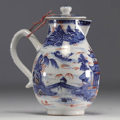 Chine - Verseuse en porcelaine blanc bleu et rouge à décor de paysage et de personnages, époque Qing.