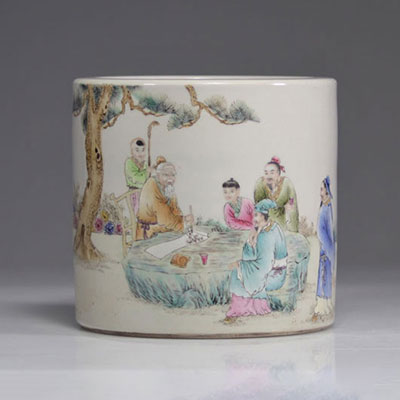WANG QI (1884-1937) porte pinceaux en porcelaine à décor de personnages