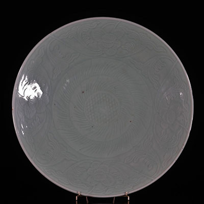 Chine grand plat en porcelaine céladon motif floraux époque Qing 