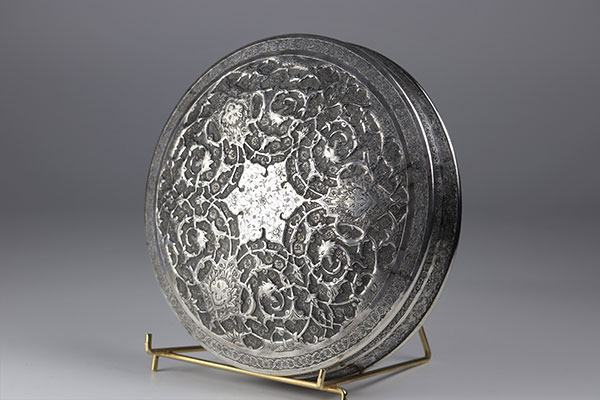 Persia large round box in solid silver, 19th century chiseled decor