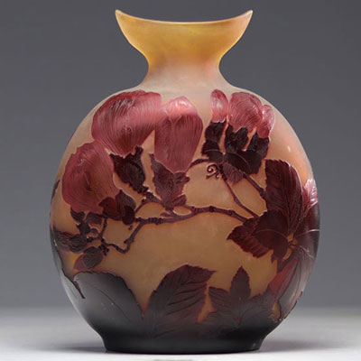 GALLE Emile (1846-1904) Vase gourde en verre multicouche à décor de magnolias