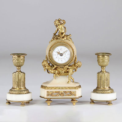 Garniture de bureau pendulette et bougeoirs en bronze et marbre de style Louis XV
