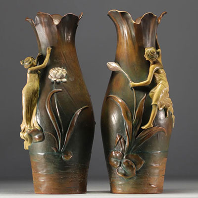 Bernhard BLOCH (1836-1909) - Paire de vases Art Nouveau en terre cuite à décor de jeunes femmes.