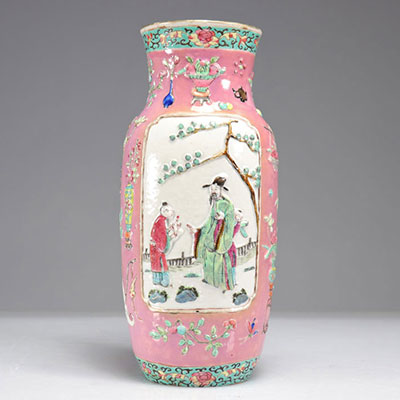 Vase en relief de la famille rose à décor de personnages