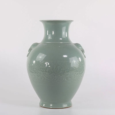 Vase balustre en grès céladon dans le style de Longquan, flanqué de 2 anses, la panse en relief à décor de lotus.