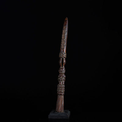 Afrique sceptre en bois sculpté d'un personnage agenouillé 20ème 