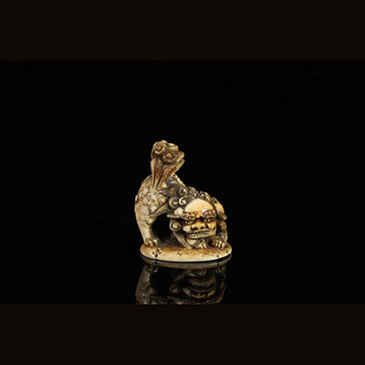 Japon - Netsuké en ivoire sculpté d'un shishi époque Edo 19ème signature