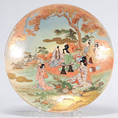 Assiette en porcelaine du Japon à décor de personnages