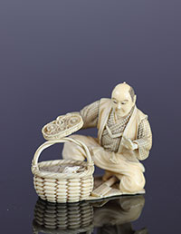 Japon Okimono finement sculpté d'un homme découvrant un carpeau 19ème