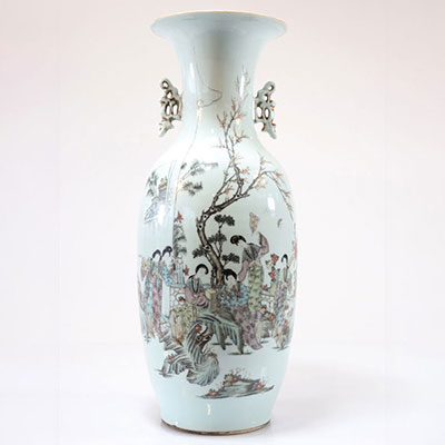 Vase en porcelaine de chine à décor de femmes