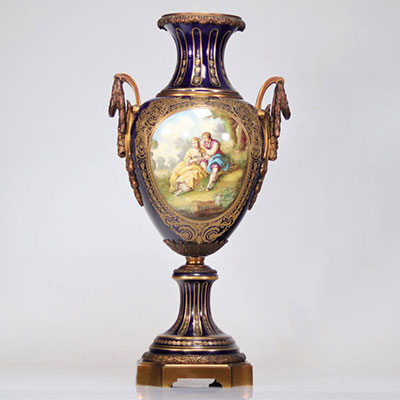 Imposante porcelaine Sèvres à décor de scène romantique 