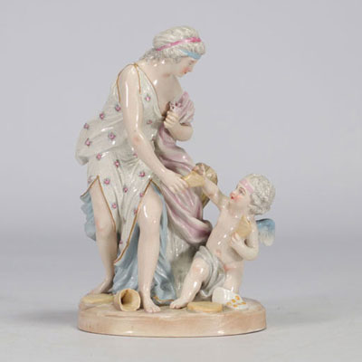 Sculpture en porcelaine de Sanson démontrant deux personnages des années 1900
