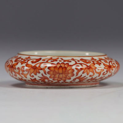 Chine - rince pinceaux en porcelaine à décor de chauve-souris rouges sur fond blanc.