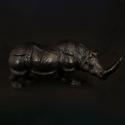 Imposant Rhinocéros en cuir avec des yeux en verre 19ème 