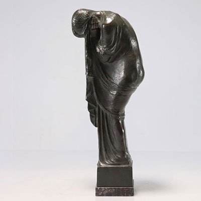 Geo VERBANCK (1881-1961) Bronze, patine verte La pleureuse (1915)