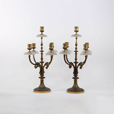 Paire de candélabres en bronze doré et cristal de Baccarat, France. Marque sous la pièce XXe