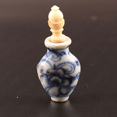 Chine - tabatière en porcelaine blanc bleu