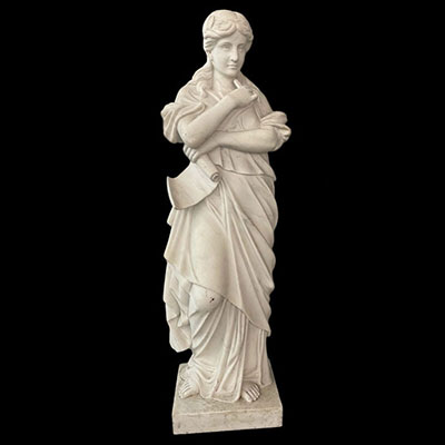 Imposante statue d'une jeune femme en marbre