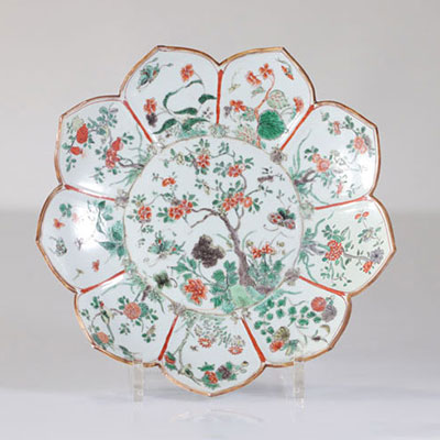 Assiette en forme de fleur de lotus en porcelaine de la famille verte époque Qing