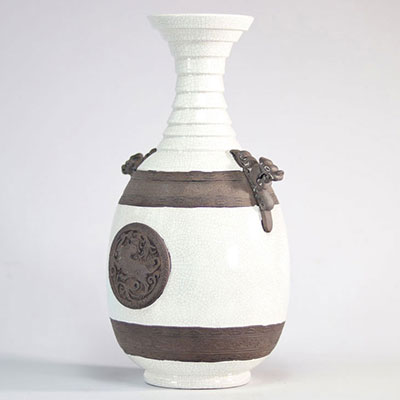 Vase en porcelaine craquelé blanc à décor de dragons