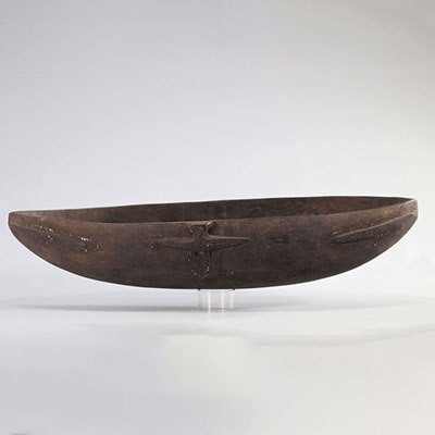 Grand bol à nourriture en bois sculpté provenant d'Océanie