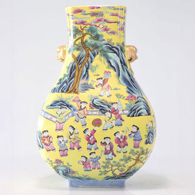 Vase en porcelaine de chine fond jaune à décor d'enfants République