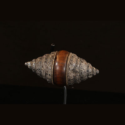 西藏-木头和银制成的贝壳