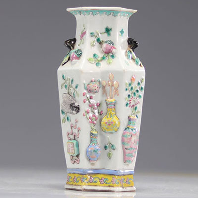 Vase famille rose à décor en relief provenant de Chine