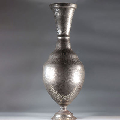 Imposant vase oriental en métal damasquiné argent