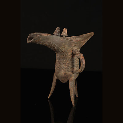 Coupe à vin en bronze tripode forme Jue, décor à incrustation probablement époque SHANG