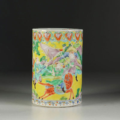 Pot à pinceaux en porcelaine famille verte et jaune ,Chine 19ème.