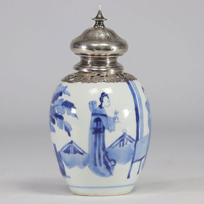 Vase en blanc et bleu à décor de femmes surmonté d'un bouchon en argent de l'époque Kangxi (1661-1722) avec marque sous la pièce