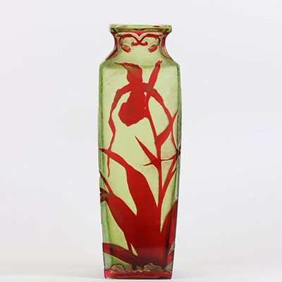 Baccarat, France, 1900, vase Art Nouveau décor floral dégagé à l'acide sur fond rouge et urane