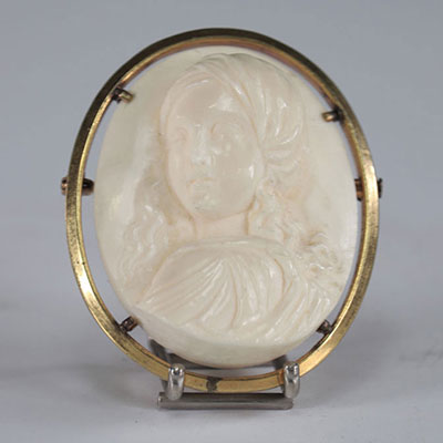 Brooch mounted on gold bust of a young woman carved in ivory