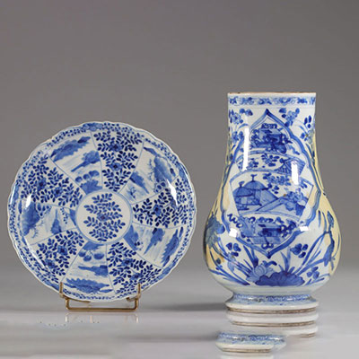 Chine vers 1700 vase et plat blanc bleu porcelaine marque Kangxi à la base du plat